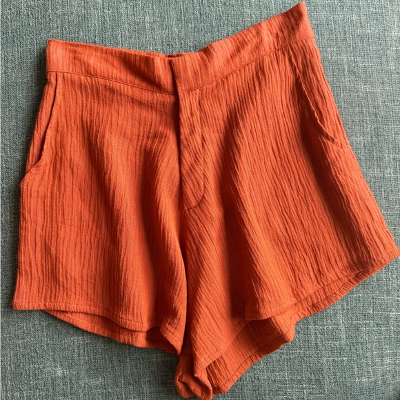 NWT- Gillia Crinkle Linen High-Waisted Shorts in Rust - Picture 3 of 7